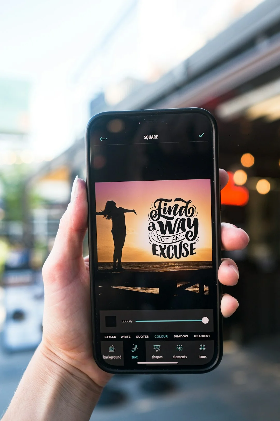 Un ordinateur portable Lenovo affichant la page de connexion Facebook, placé à côté d’une plante de lavande à l’intérieur.